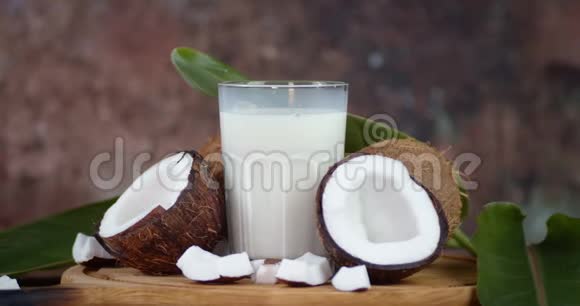 椰奶放在一个杯子里用新鲜的椰子片慢慢旋转视频的预览图