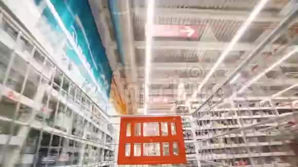 商店里的杂货车带着货物到不同的部门视频的预览图