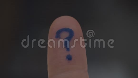 手指垫上有书面问号的人手指上升手指垫上蓝色问号的宏观视图视频的预览图