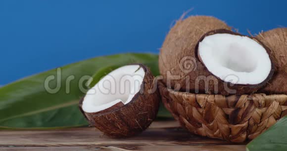 一片椰子落在木桌上视频的预览图