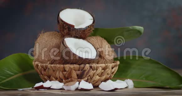 篮子里的椰子叶子慢慢地旋转视频的预览图