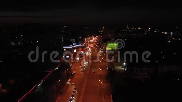 晚上哈尔科夫晚上哈尔科夫的空中摄影一架无人机的4k视频视频的预览图