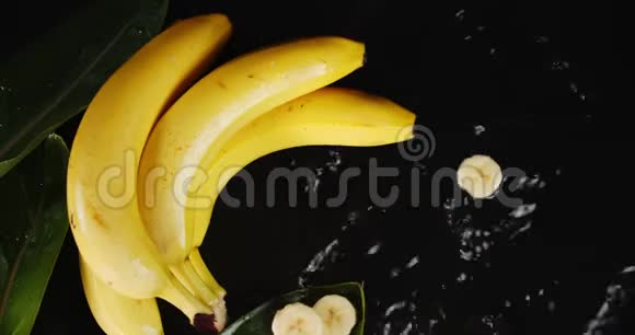 香蕉片落在水溅上视频的预览图