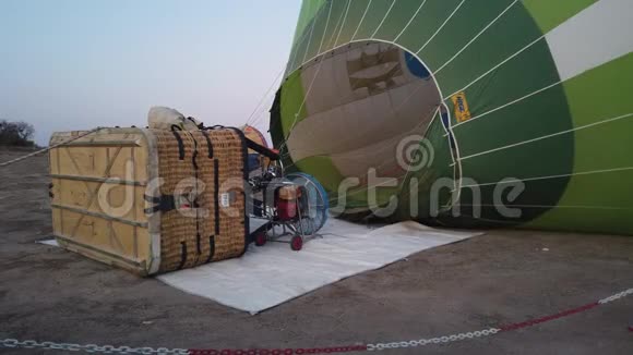 热气球在土耳其卡帕多西亚充气准备视频的预览图