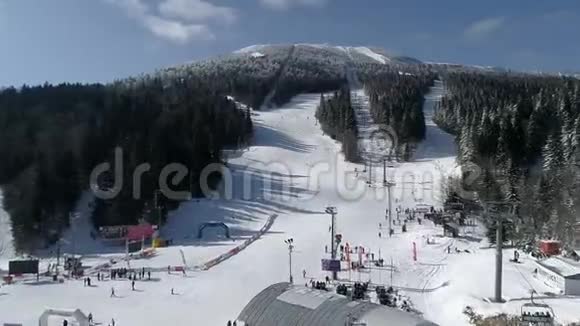 满是滑雪者的雪山视频的预览图