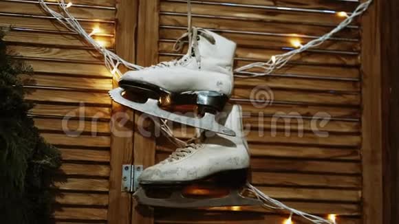 用于花样滑冰的旧溜冰鞋和磨损的溜冰鞋挂在有照明的墙上冬季运动与爱好视频的预览图