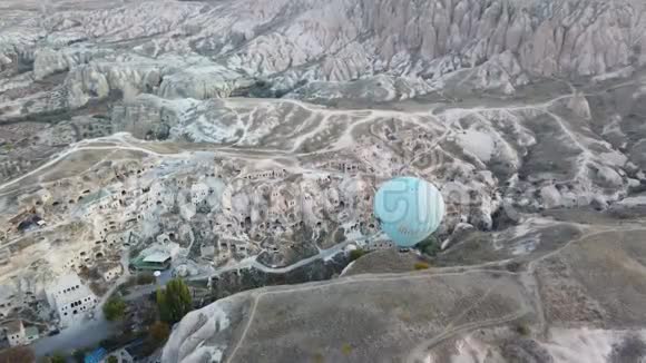 卡瓦辛上空的卡帕多西亚热气球景观视频的预览图