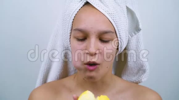 快乐的痤疮少年洗澡后吃苹果视频的预览图