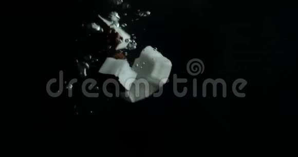 椰子落在水中有气泡视频的预览图