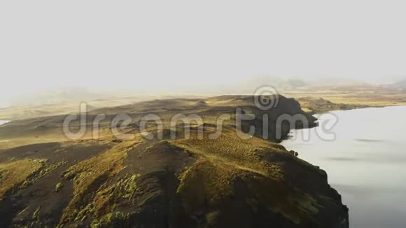有雾的山湖美景视频的预览图