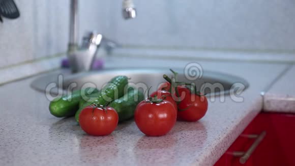 小女孩在厨房洗蔬菜视频的预览图