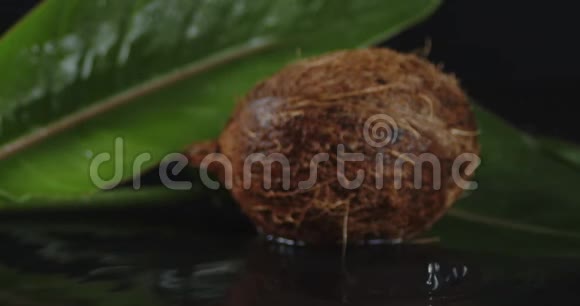 椰子被分成两半落在水里视频的预览图