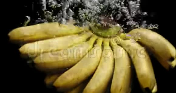 一串香蕉掉进水里有气泡视频的预览图