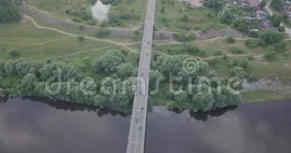 汽车横渡河大桥的空中勘测视频的预览图