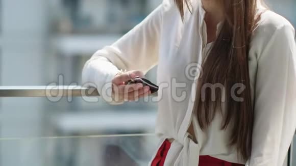 女人手里拿着车钥匙看着它视频的预览图