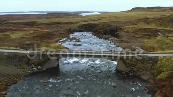 鸟瞰经过山上的一座桥顺着河路石桥视频的预览图