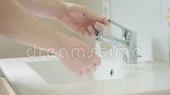 仔细洗手的人管水管人视频的预览图
