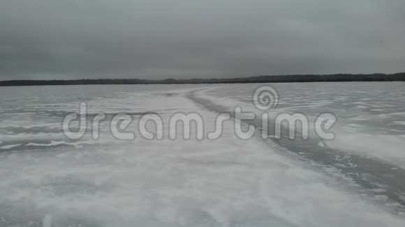 在冰冻的湖景下从上往下飞到冰上无人机前进视频的预览图