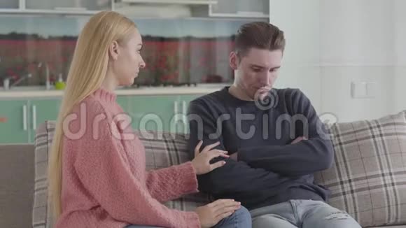 悲伤的高加索女人试图亲吻丈夫男人转身离开妻子平静下来配偶在家里心烦意乱抑郁症视频的预览图