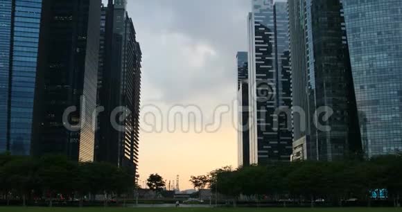 商业现代化的企业建筑商业区域的摩天大楼视频的预览图