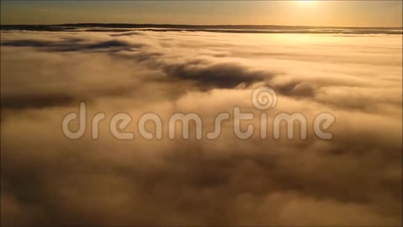 早晨日出时浓雾的鸟瞰图视频的预览图
