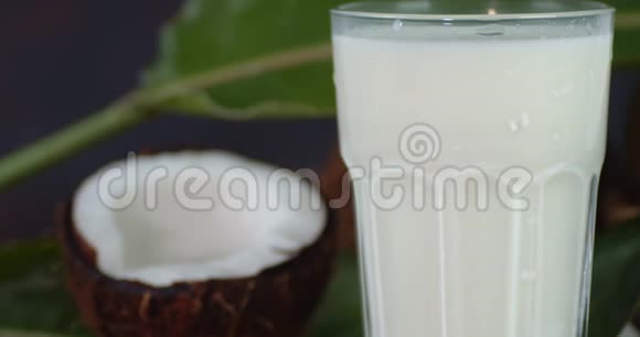 玻璃杯中的椰奶慢慢旋转视频的预览图