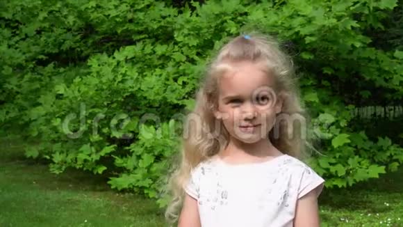 快乐的金发女孩戴上太阳眼镜公园里的漂亮小姐万向节运动视频的预览图