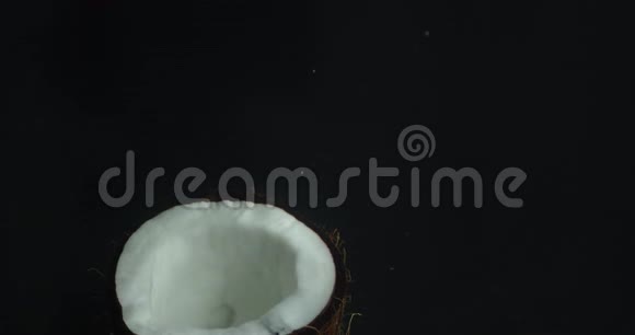 一半新鲜的椰子落在有气泡的水下视频的预览图
