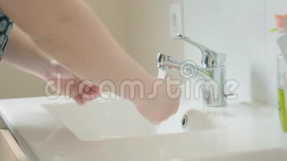 女人小心翼翼地洗手女人的时候要注意视频的预览图
