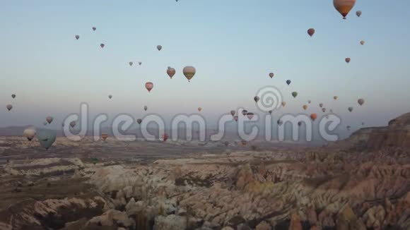 早上在卡帕多西亚上空飞行的热气球视频的预览图