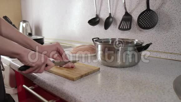 小女孩在家厨房的木板上切鱼片鸡视频的预览图