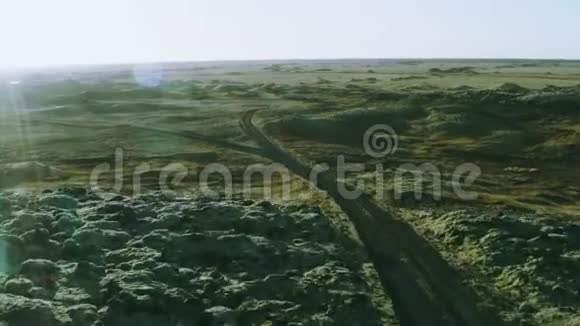 令人惊叹的沙漠十字路分离道路的鸟瞰图视频的预览图