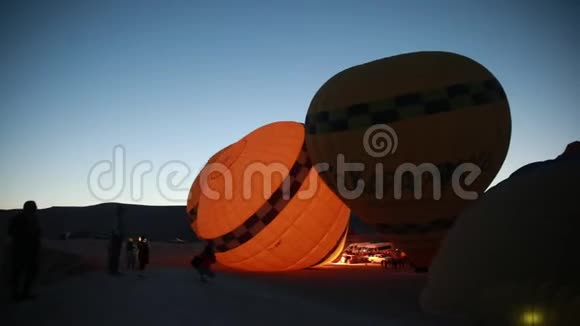 卡帕多西亚土耳其气球准备飞行视频的预览图