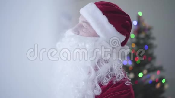 穿着圣诞老人服装留着假胡子的高加索人的特写镜头摇头摆手概念视频的预览图
