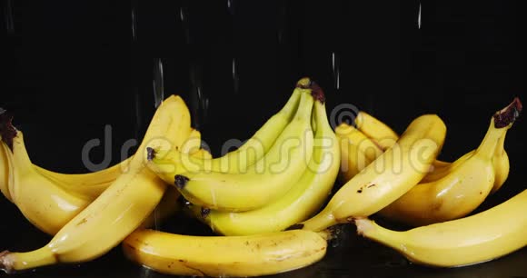 为新鲜香蕉落水视频的预览图