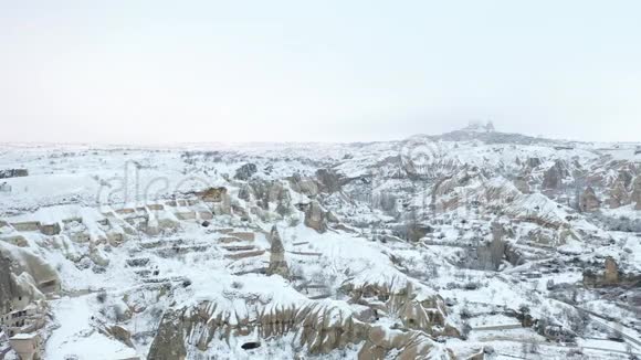 卡普多西亚有雪的乌奇萨城堡和山谷视频的预览图