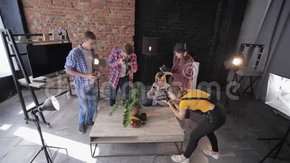 摄影大师班摄影师用相机和手机用灯光拍摄水果和鲜花的照片视频的预览图