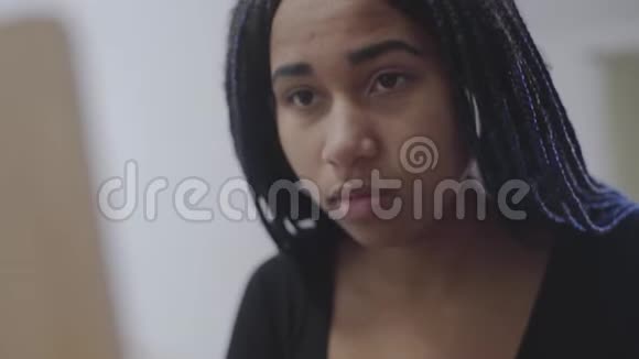 自信的非裔美国女孩的肖像在化妆前看镜子可爱的青少年制作视频的预览图