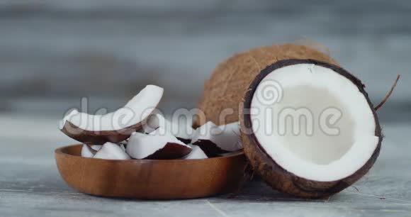 一块块新鲜椰子放在木盘上慢慢旋转视频的预览图
