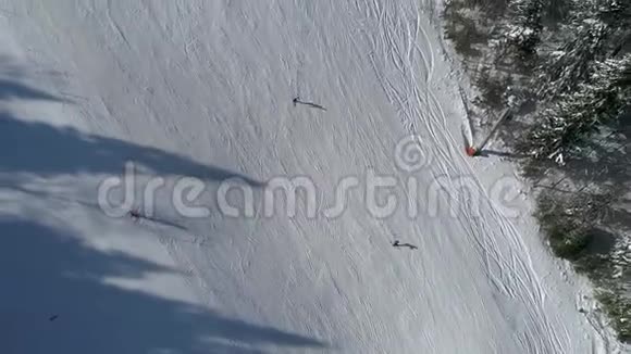 满是滑雪者的雪山视频的预览图