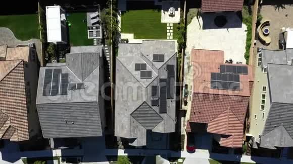 住宅区屋顶的高空俯视太阳能电池板能源视频的预览图
