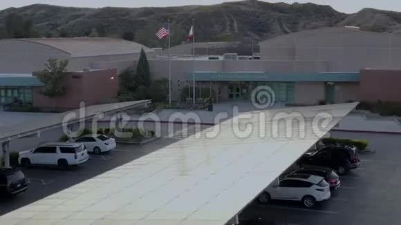 空中上升无人机射击在拉梅萨初中日落圣克拉丽塔加利福尼亚州视频的预览图