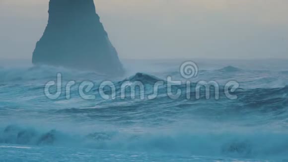 冰岛海鸥山黎明黑滩风浪100英尺视频的预览图