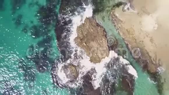 加利福尼亚拉古纳维多利亚海滩海浪冲击岩上的俯视空中景观视频的预览图