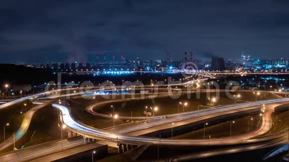 高速公路上车辆模糊的夜晚交通视频的预览图