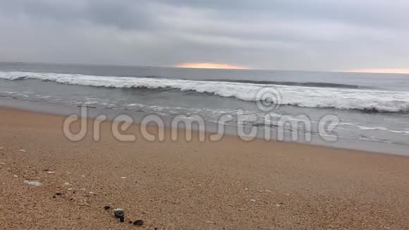太阳升起的海滩海景海岸视频的预览图