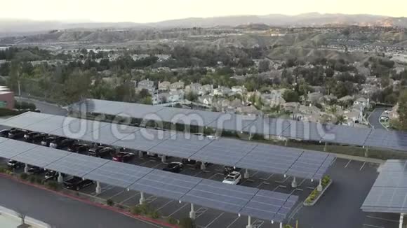 空中上升无人机射击倾斜停车场全太阳能电池板圣克拉丽塔加利福尼亚美国视频的预览图