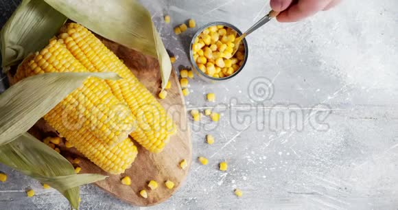 男人用勺子把玉米从罐头里拉出来视频的预览图