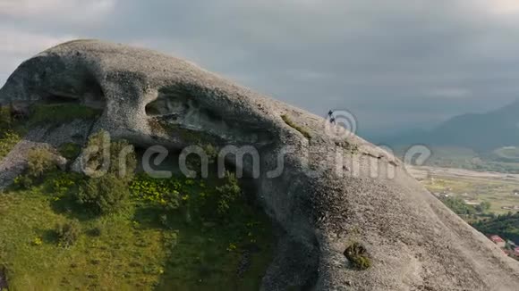 空中流星山和登山者视频的预览图