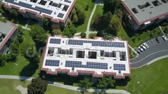 加州拉古纳一个庞大的退休社区综合体空中太阳能电池板清洁能源视频的预览图